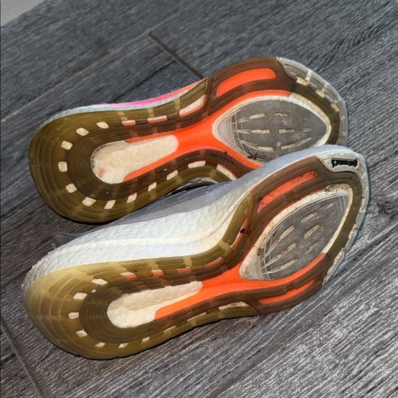 Adidas Women's Ultraboost Gray and Pink Athletic Shoes Size 8 - Picture 3 of 5